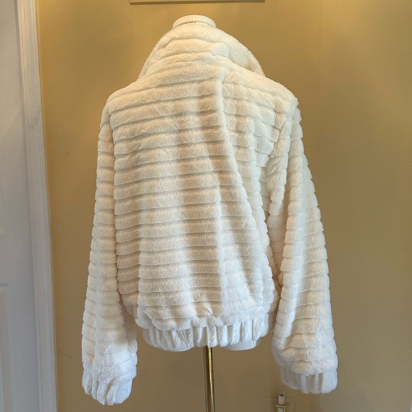 NWOT White Faux Fur Jacket, Large - Picture 4 of 10